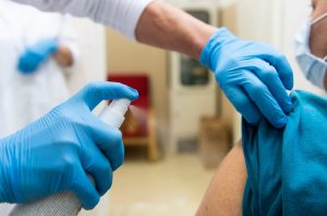 Itt vannak az új járványadatok: 26 új elhunyt, lassan 700 alatt a kórházi betegek száma