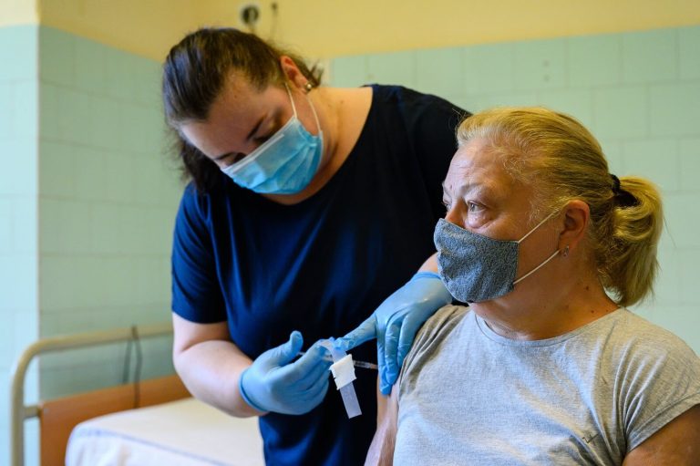 A fertőzésen átesettek is két oltást kapnak Magyarországon, ez egyelőre nem változik