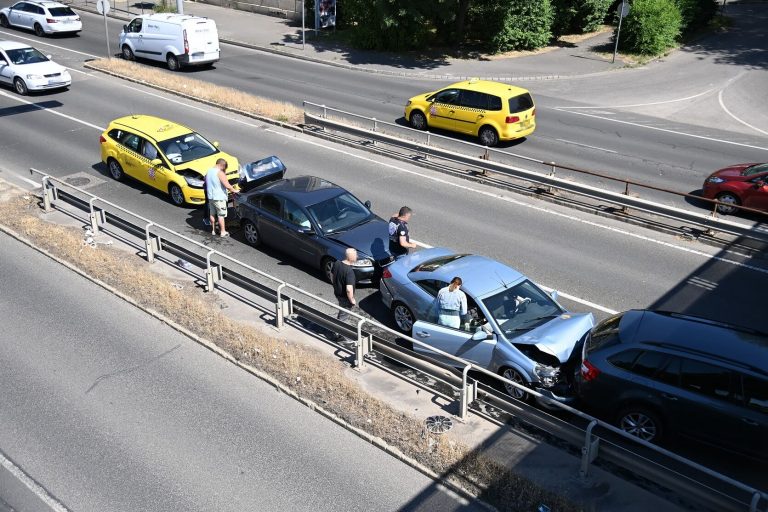 Tömeges koccanás a ferihegyi úton: képek a helyszínről