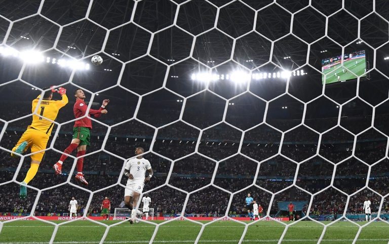 Coca-Cola palackot dobtak Ronaldo felé a francia meccs alatt, amiről kép is készült