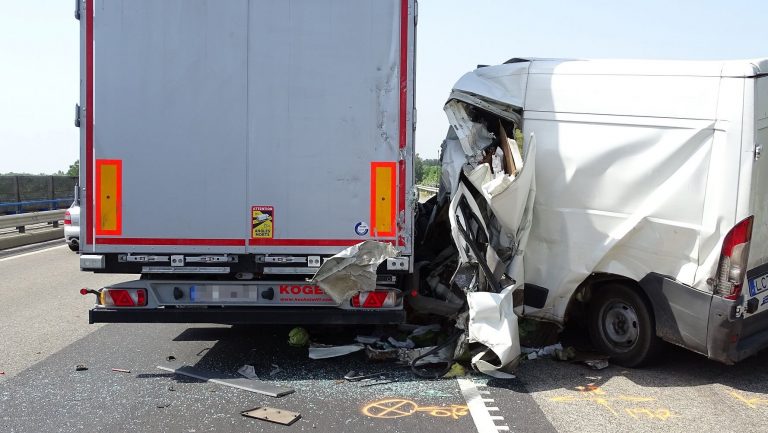 Torlódás az M5-ösön: kamion, személyautó és kisteherautó ütközött össze