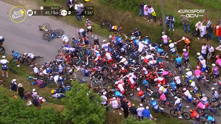 Őrizetbe vették a Tour de France első napján tömegbukást okozó nőt