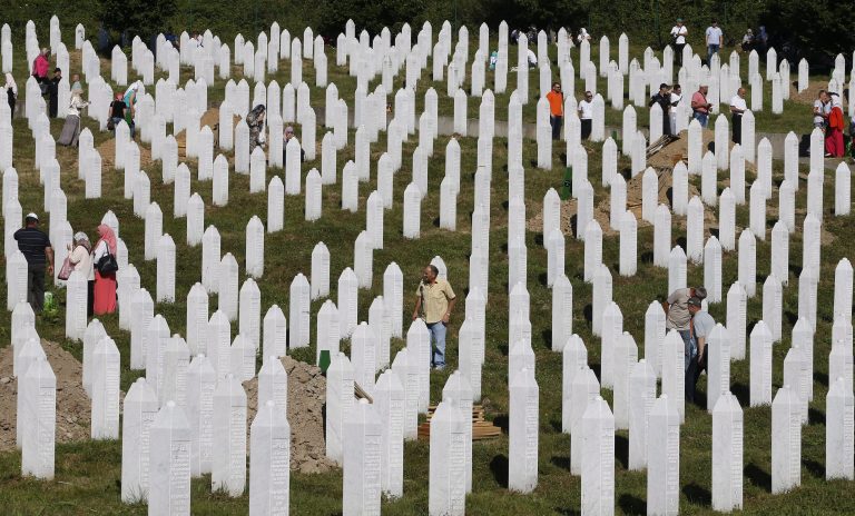 A srebrenicai mészárlás miatt esett egymásnak Szerbia és Montenegró