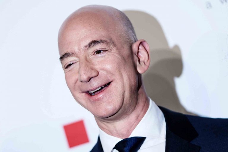 Aláírásgyűjtésbe kezdtek azért, hogy Jeff Bezos örökre a világűrben maradjon