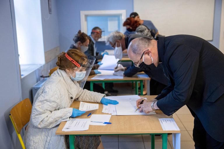 A Lengyelországot kormányzó konzervatívok vereséget szenvedtek a helyi polgármester-választáson