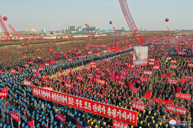 Éhezés ide vagy oda, Észak-Korea az eddigi legnagyobb katonai parádéját tervezi