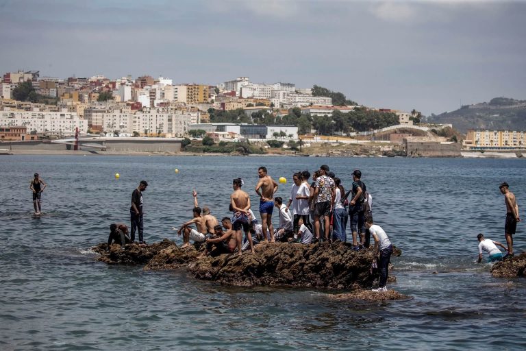 Akár 300 migráns is életét veszthette, miután hajójuk felborult Jemen partjainál