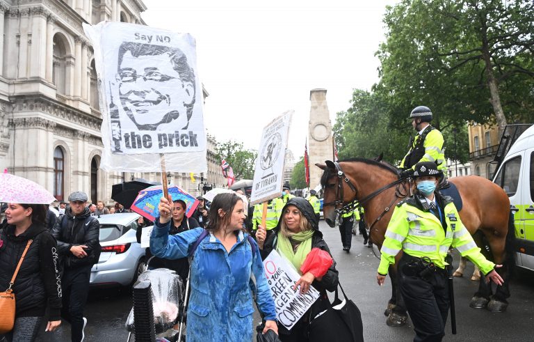 Nő a fertőzöttek száma Nagy-Britanniában, a szakértők azonban így is optimisták