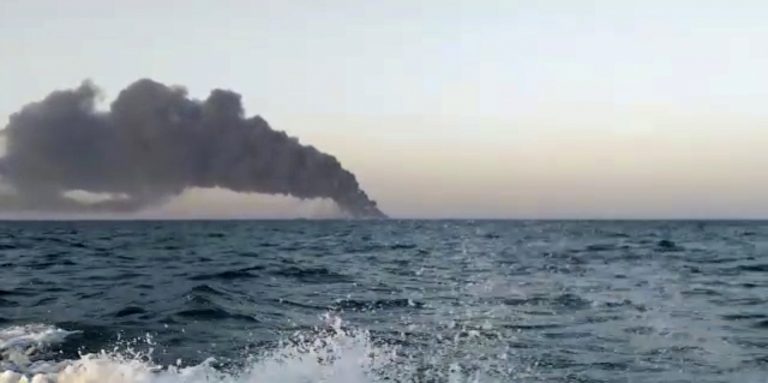 Elsüllyedt Irán haditengerészetének legnagyobb hajója, miután tűz ütött ki a fedélzeten