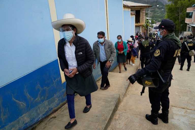 Már Peru legeldugottabb helyein is tömegesen szedi áldozatait a koronavírus