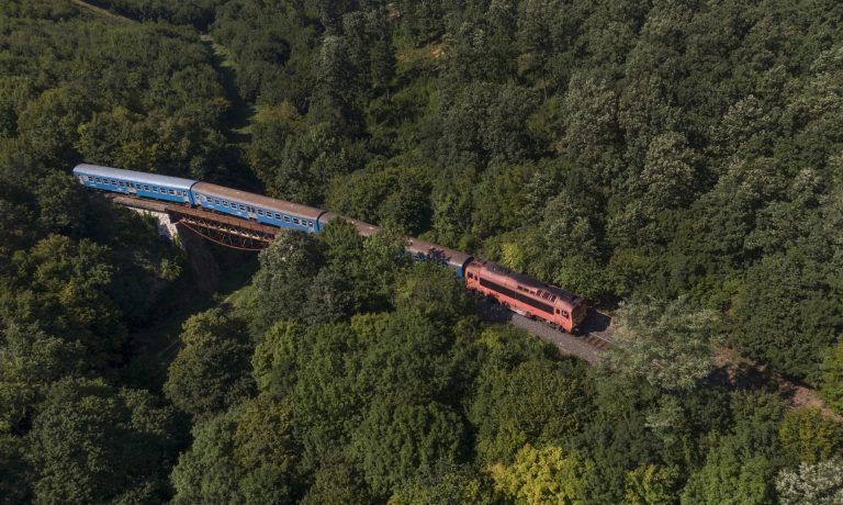 Holttestet találtak a vonatsínek mellett Győrben