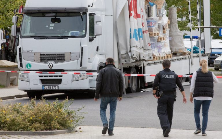 Megtörtént a vádemelés az embercsempésszel szemben, aki 33 menekültet kívánt Magyarországra hozni