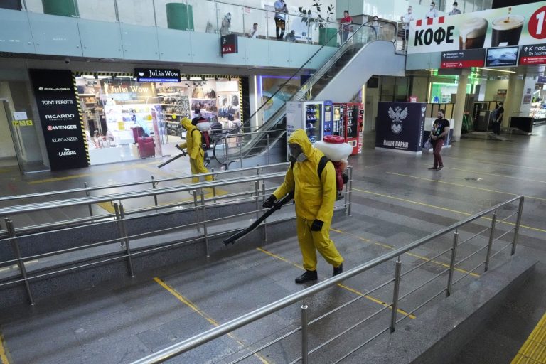 Nem működött a vakcinalottó és az ingyen autó, kötelezővé teszik az oltást Oroszországban