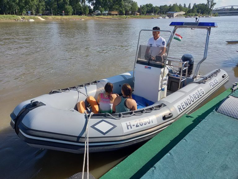 Gyermekeket mentettek ki a Tiszából, miután csónakjuk felborult