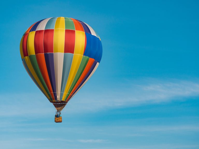 Villanyvezetéknek ütközött egy hőlégballon, mind az öt ember életét vesztette