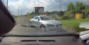 Forgalommal szemben hajtott, majd kiakadt, amikor rászóltak