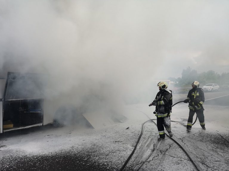 Hatalmas lángokkal égett egy busz az M7-esen