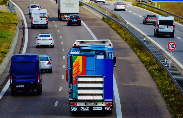 Baleset az M1-es autópályán, több kilométeres a torlódás, teljes útlezárás Vas Megyében