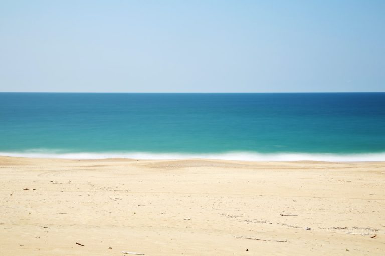 Két ember meghalt egy strandon, miután tüzet nyitottak a fürdőzőkre