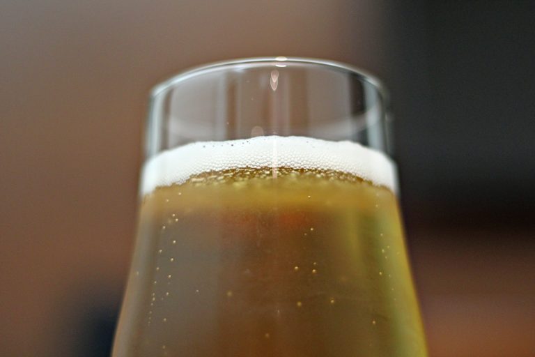 Alkoholmentes sört osztanak a sofőröknek a hőségben