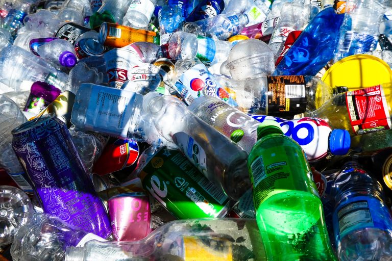 Júliustól betiltják az egyszer használatos műanyagokat