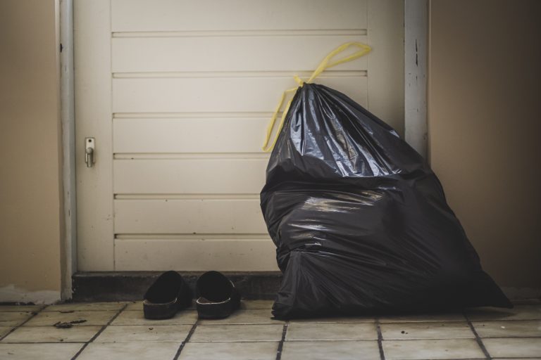 Orrfacsaró bűz miatt hívták ki a rendőröket, bomló tetemet találtak az autóban