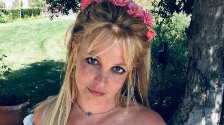 Britney Spears melltartó nélkül, csak a kezeivel takarja kebleit