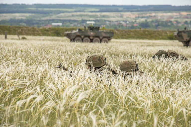 Megsérült négy magyar katona a határnál egy erőszakos incidensben