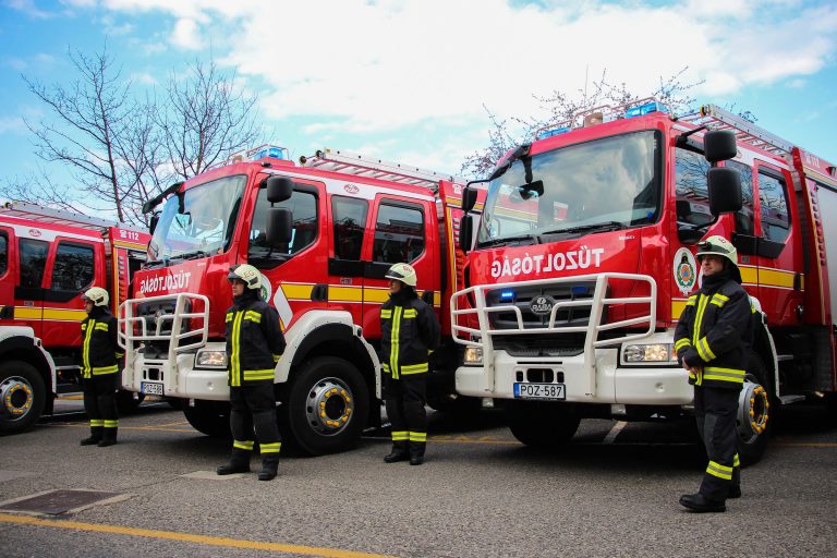 Lángba borult egy autó az M1-M7 bevezetőn