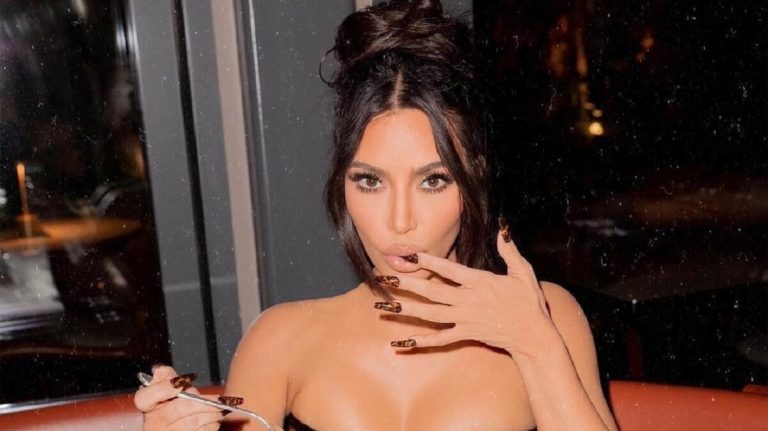 Kim Kardashian egy falatnyi bikiniben mutatta meg magát