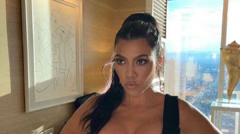 Le kell ülnöd, mielőtt meglátod Kourtney Kardashiant a tangás fürdőruhájában