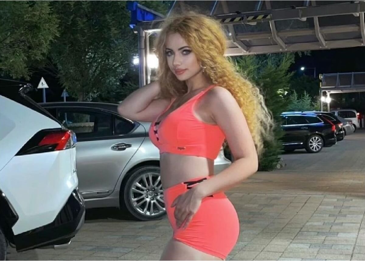 Opitz Barbi csúcsformában, a dekoltázsa is merész (videó)