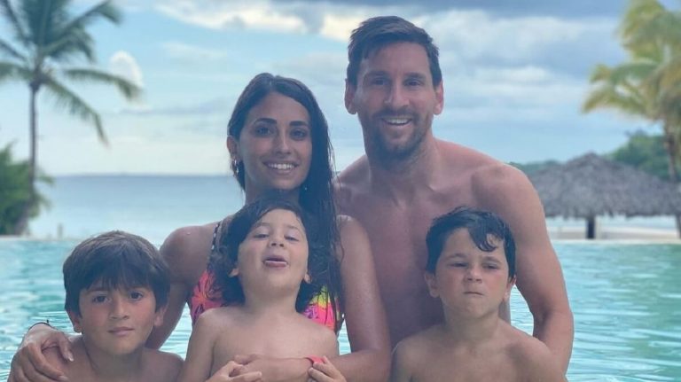 Messi és családja az új párizsi otthonukban
