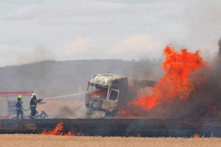 Lángra kapott egy teherautó Szepetnek határában, a tarlóra is átterjedt a tűz