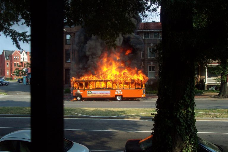 Egy olasz buszsofőr 25 gyermeket mentett ki egy buszról, mielőtt az lángra kapott volna