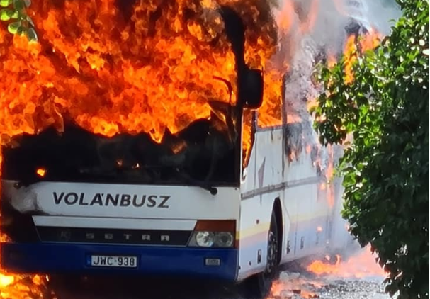 Teljesen felemésztették a lángok a Volánbusz egyik járművét