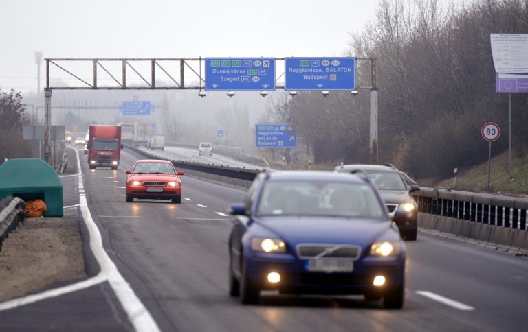 Három autó ütközött az M1-esen, félpályás útlezárás van érvényben