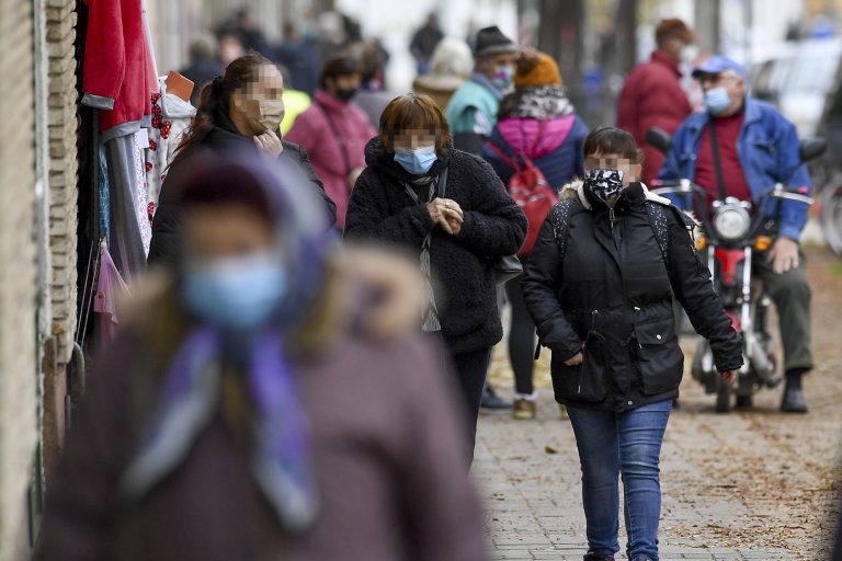 Falus Ferenc: zárt térben és tömegben még mindig indokolt lenne a maszkhasználat