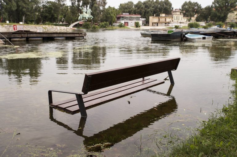 Kilépett a medréből a Mosoni-Duna – képek Győrből