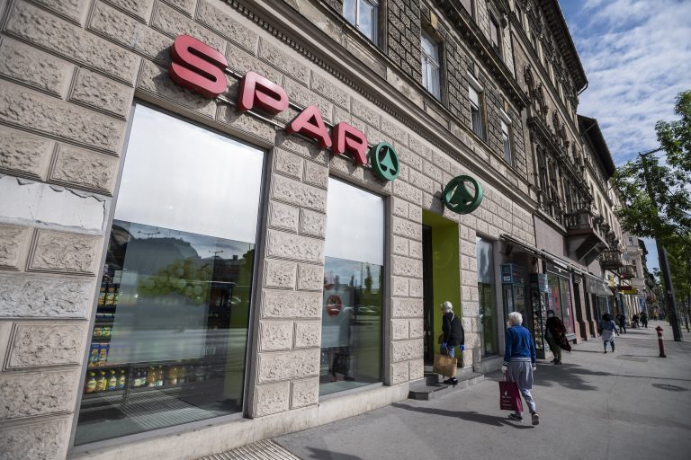 Egymilliárd forintos beruházás tett a SPAR két üzletben