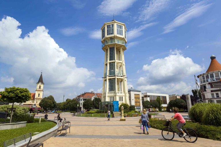 Pénzbüntetéssel sújtották a siófoki sétányon verekedő garázdálkodókat