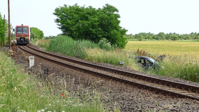Nem sok híja volt, hogy tragédia történjen, mikor egy BMW-s a vasúti síneken ragadt