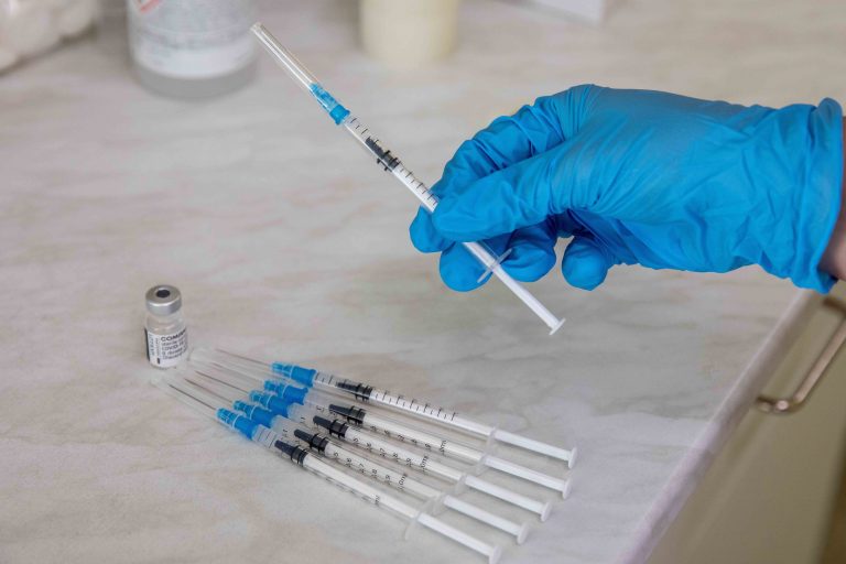 Több százezer 60 év feletti magyar még nem kapta meg a koronavírus elleni védőoltást