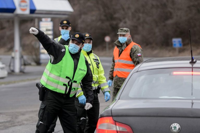 Határátkelőkön tüntettek a szlovákok a beutazási szigorítások miatt