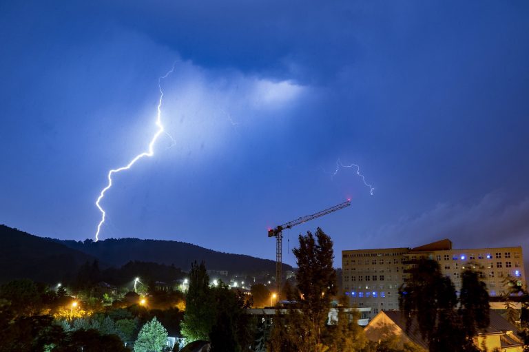 Felhőszakadásra és zivatarveszélyre adtak ki figyelmeztetést péntekre