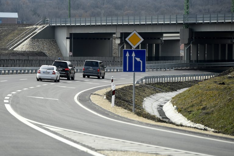 Halálos kimenetelű frontális ütközés történt, teljes az útzár a 8-as számú főúton