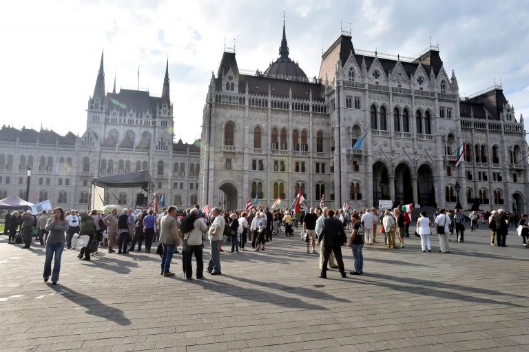 A 2006-os tüntetések utolsó jogsértettjei is megkapják kártérítésüket