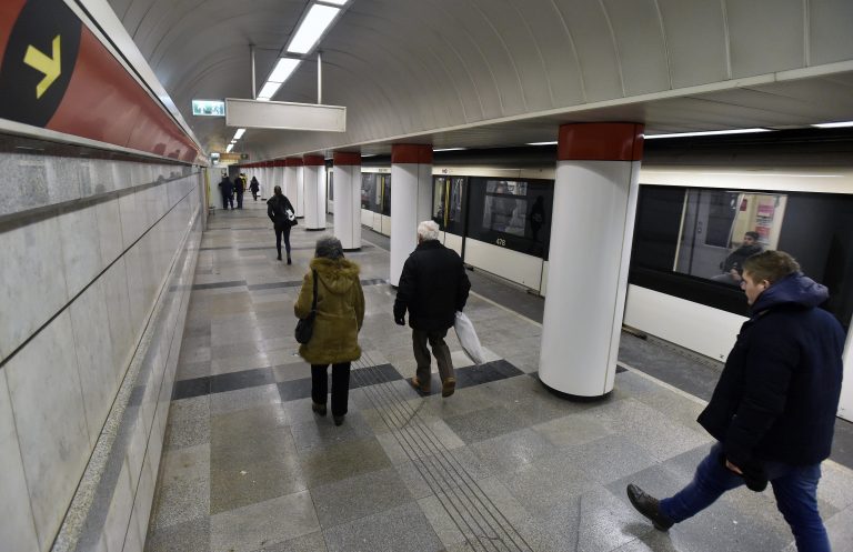 Elgázolt egy embert a 2-es metró, nem közlekedik a Déli és a Deák tér között