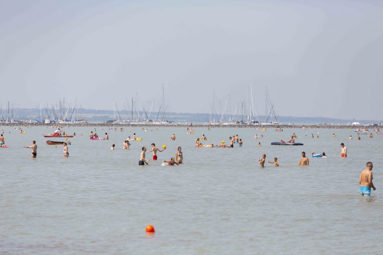 Soha nem látott turistaáradat lehet a Balatonon július végén és augusztusban