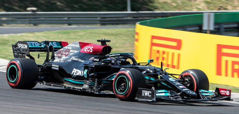 Ebben a látványos szettben érkezett meg a Hungaroringre Hamilton a motorjával